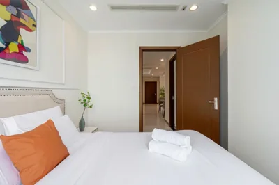 발코니가 있는 침실 3개 아파트 — Vinhomes Landmark Luxury Apartment